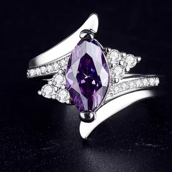 Jewelry - Beautiful Sterling Silver Ring for Women. Featuring a Unique Geometric Design.